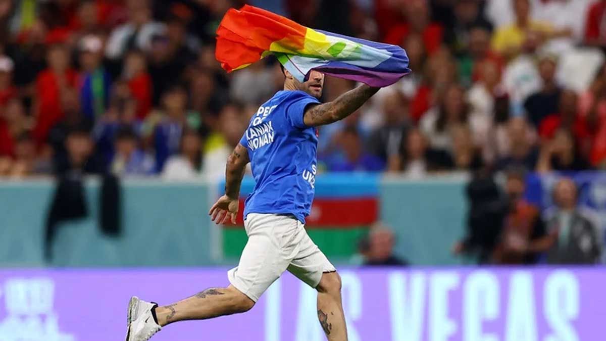 Mundial Qatar Un Hincha Entr A La Cancha Con Una Bandera Del