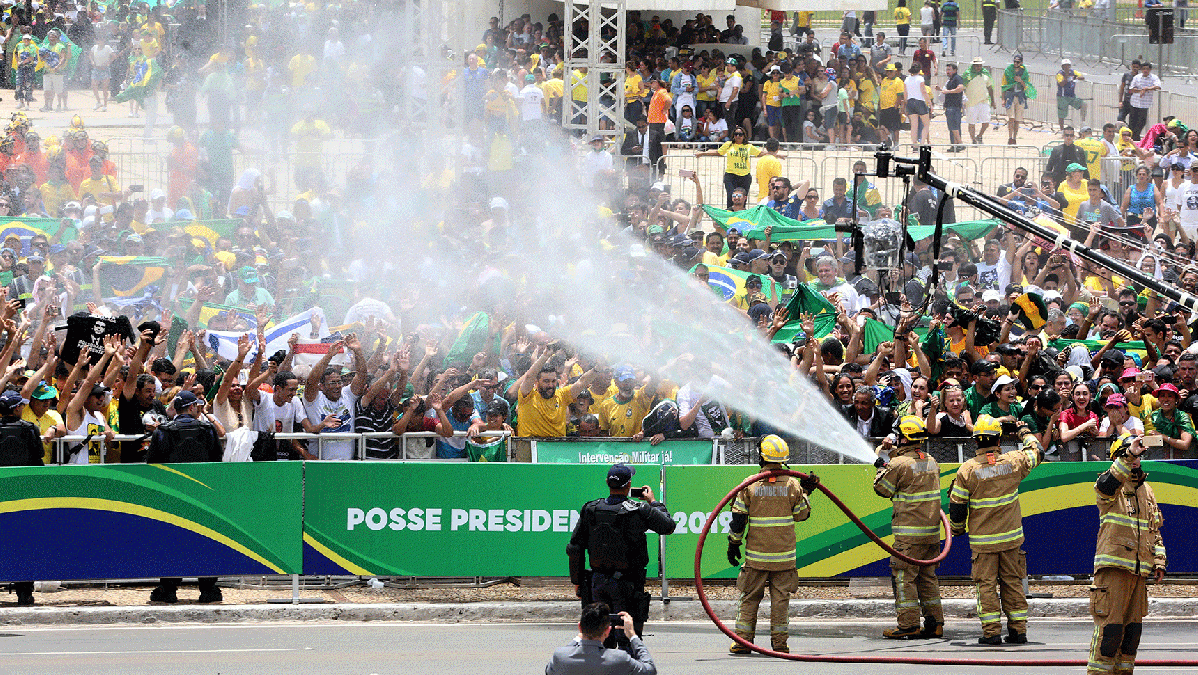Miles de personas ya se concentran en una Brasilia militarizada a la espera de la asunción de Bolsonaro