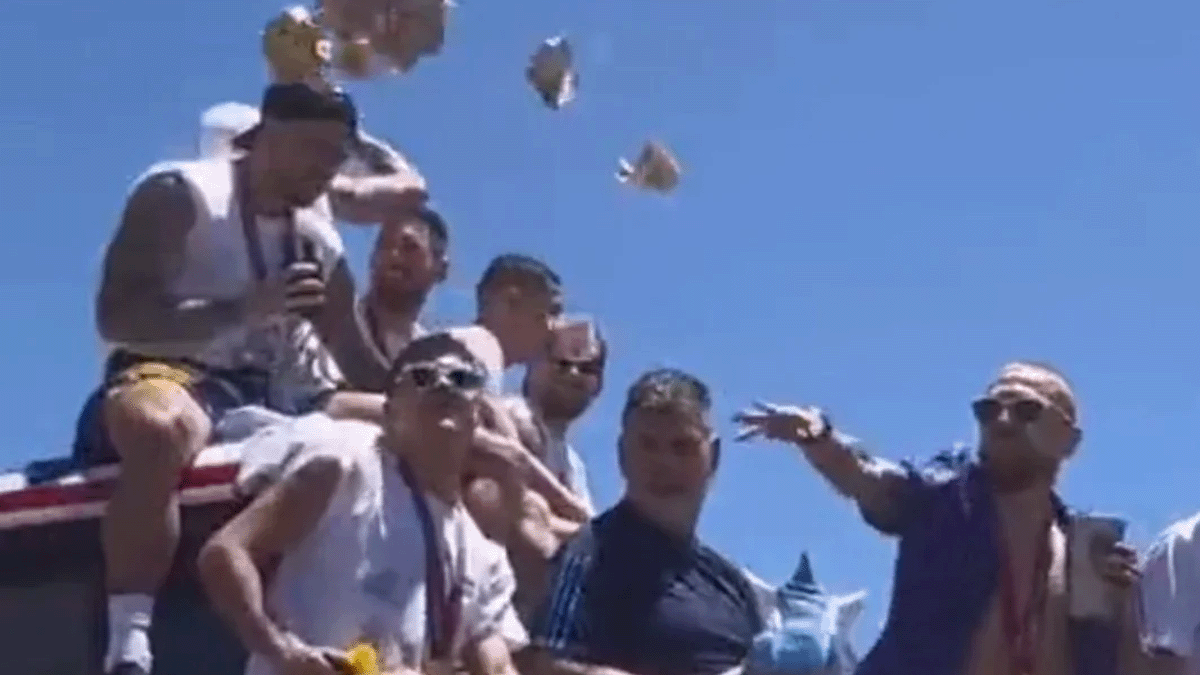 El Papu Gómez les tiró plata a los hinchas en el medio de los festejos de la Selección Argentina