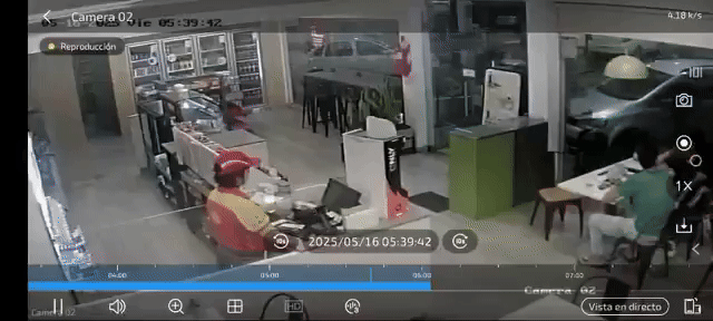 Impactante video: un hombre apuñaló a otro en medio de una discusión en una estación de servicio