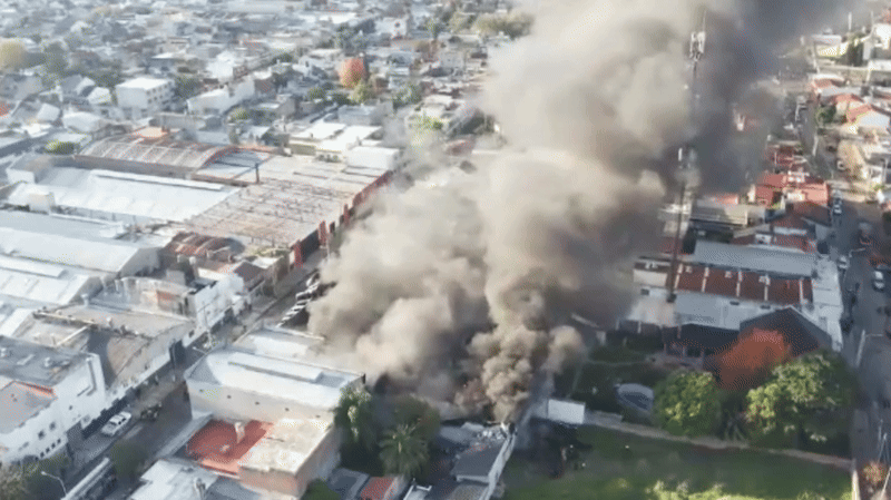 Una pañalera estalló por un feroz incendio en Lomas del Mirador y su casa está en peligro: Hierve