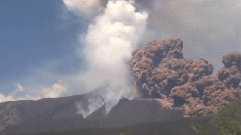 Pánico: el momento en que un famoso volcán entra en erupción y aterroriza a los turistas