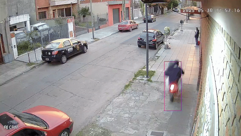 Dos motochorros asaltaron a un joven en San Justo y le dispararon por la espalda: el impactante video