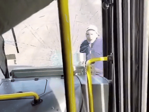 Violento episodio en Merlo: el video del motociclista que rompió un colectivo a los golpes