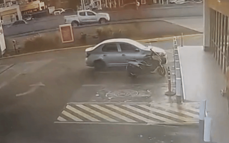 Murió tras salir despedida por el parabrisas en una estación de servicio: el video es brutal