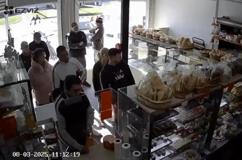 Así fue un violento robo a una panadería llena de clientes.