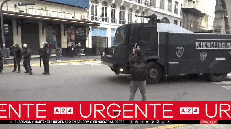 Tensión en el Congreso: gas pimienta, camión hidrante y manifestantes cara a cara con la Policía