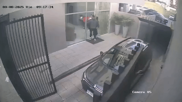 Increíble video de un accidente en Lomas de Zamora: un auto cayó al vacío tras salir de un estacionamiento