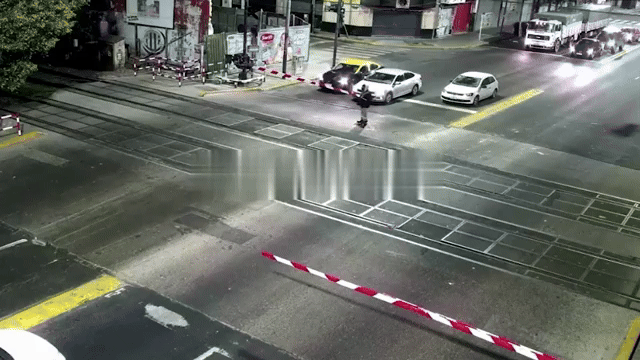 Cómo fue el accidente en el que un tren embistió a un taxi que cruzó con la barrera baja