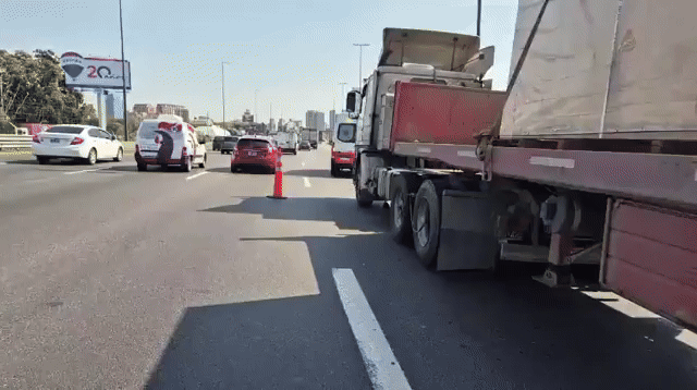 Un Porsche Coupé chocó contra tres camiones y provocó caos vial. Un Porsche Coupé chocó contra tres camiones y provocó caos vial.