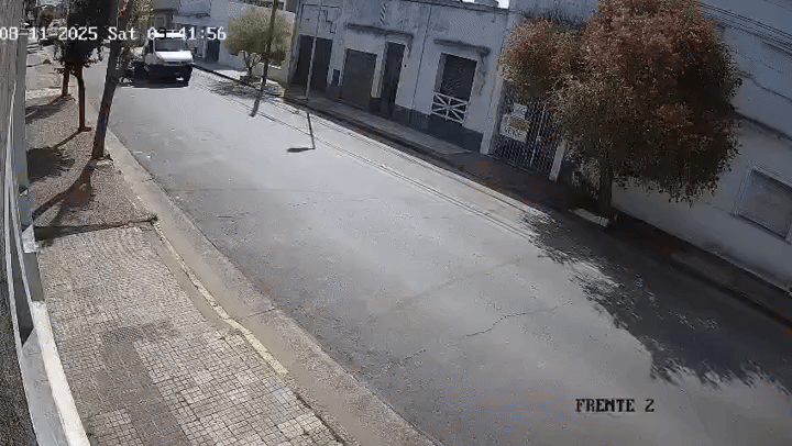 Un motociclista murió tras ser embestido por un camión. Un motociclista murió tras ser embestido por un camión.