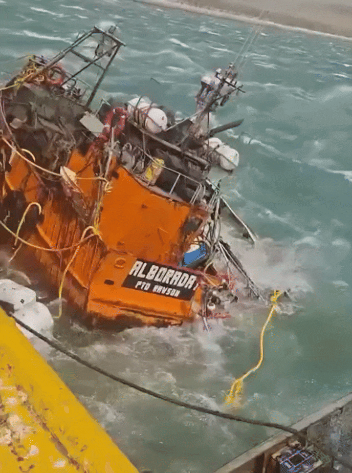 El impactante hundimiento de tres barcos pesqueros por las fuertes ráfagas en la Patagonia