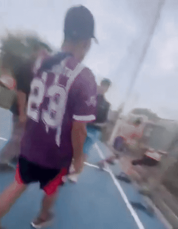 Violencia extrema: un adolescente quedó desvanecido tras recibir una patada en la cabeza