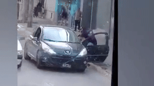 El Policía logró reducir a los ocupantes del Peugot después de un tiroteo en plena calle. El Policía logró reducir a los ocupantes del Peugot después de un tiroteo en plena calle.