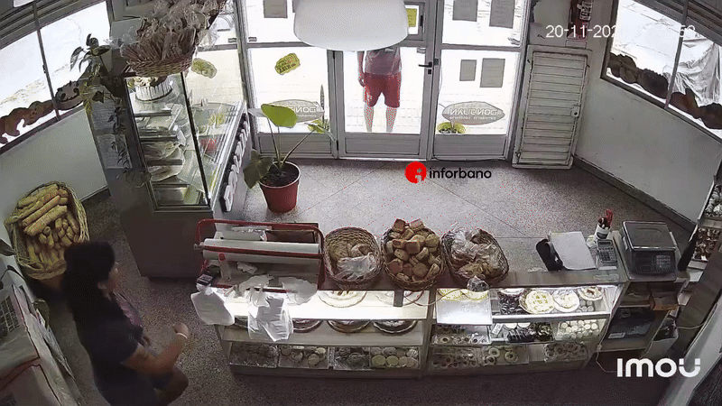 Dos empleadas de una panadería enfrentaron a cuchillazos a dos ladrones y lograron frustrar el robo.