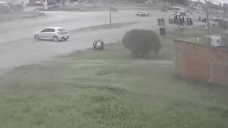 Corría picadas en moto, chocó con una camioneta y el desenlace fue impactante