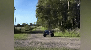 Viralizó videos de su hijo de cinco años manejando un cuatriciclo en la ruta: la sanción que enfrentará