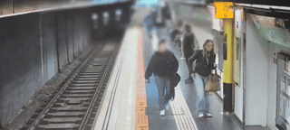 Cayó a las vías del subte y una mujer fue la primera en saltar para salvarlo: el video