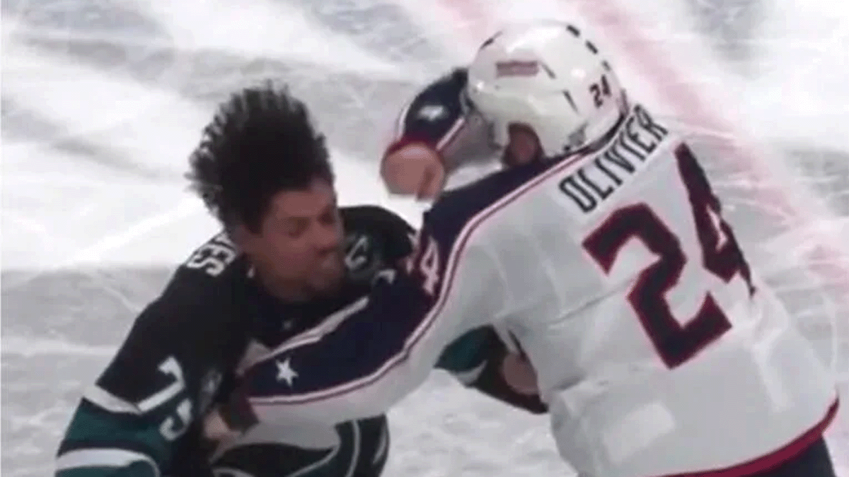 Violencia en el hockey sobre hielo: la pelea que dejó a un jugador inconsciente en pleno partido