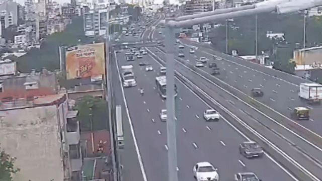Choque en la Autopista 25 de Mayo: un hombre cruzó todos los carriles e impactó contra el muro