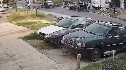 Estaban parados junto a su vehículo, fueron embestidos y solo uno logró sobrevivir