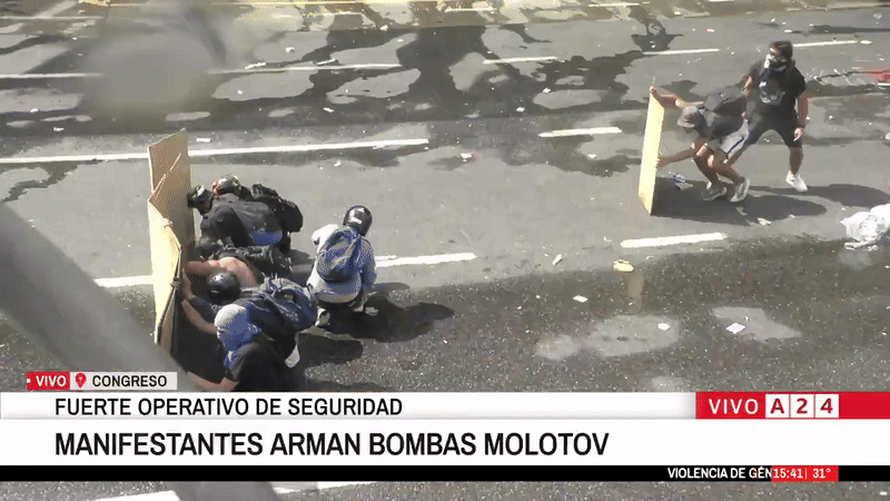 Marcha de la CGT en el Congreso: bombas molotov, gas pimienta y violentos incidentes