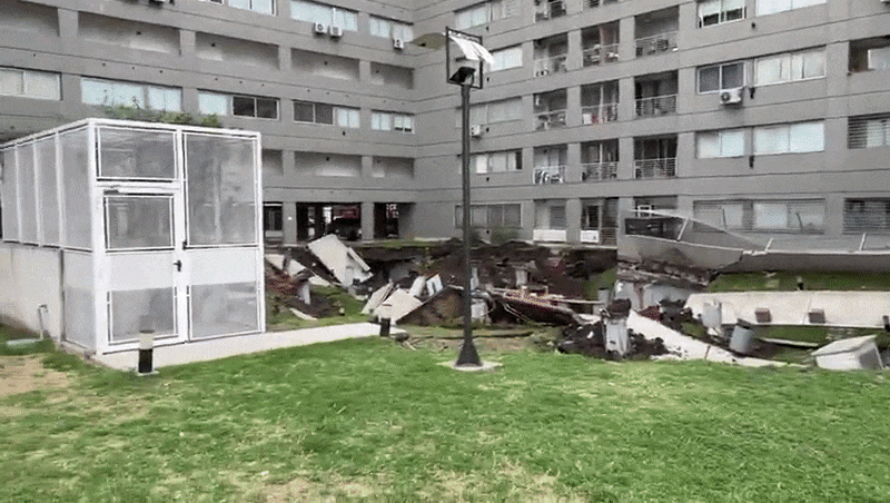 Derrumbe en Parque Patricios: se desplomó el patio de un complejo de viviendas y hay evacuados