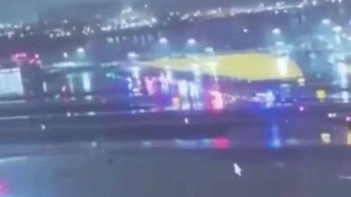 Así fue el momento del impacto entre un avión y un camión de bomberos en el aeropuerto de Nueva York