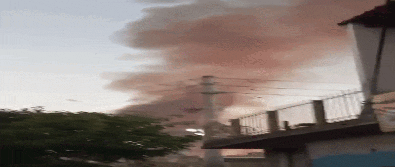 el terrorifico momento en el que una garrafa vuela por el aire durante la explosion de un deposito el terrorifico momento en el que una garrafa vuela por el aire durante la explosion de un deposito