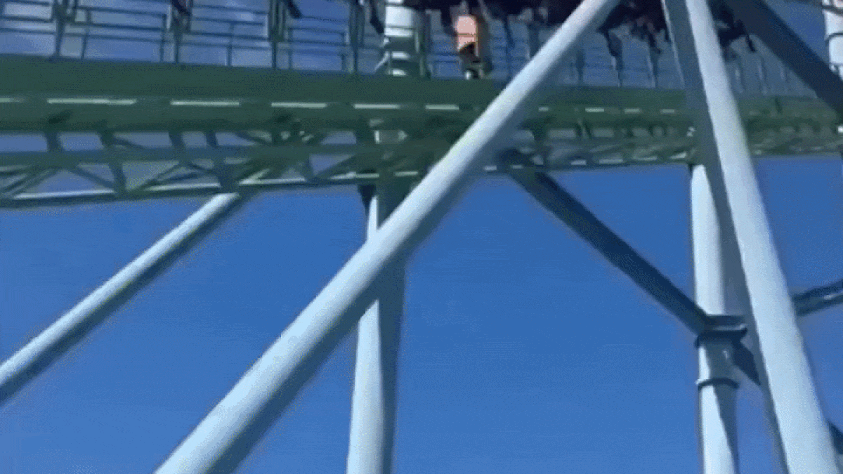 Video: falló una montaña rusa en el Parque de la Costa y las personas quedaron colgadas
