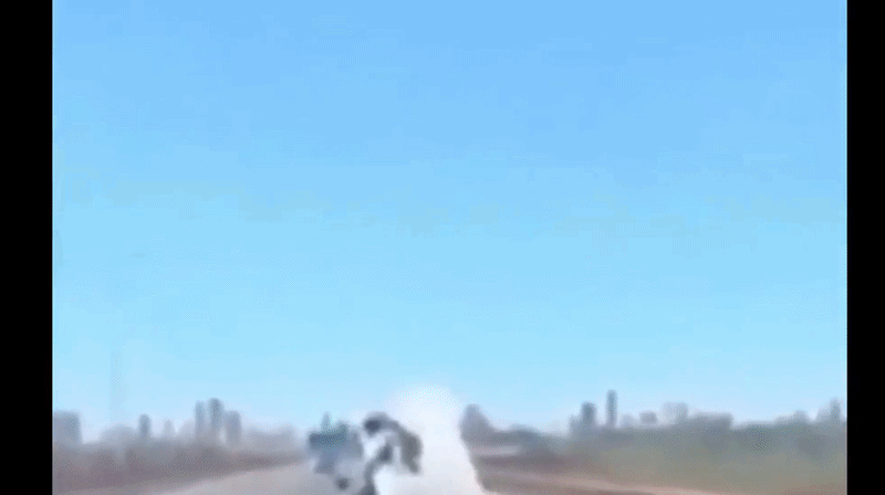 Impactante video en la autopista: un hombre viajó agarrado a una chapa y desató polémica