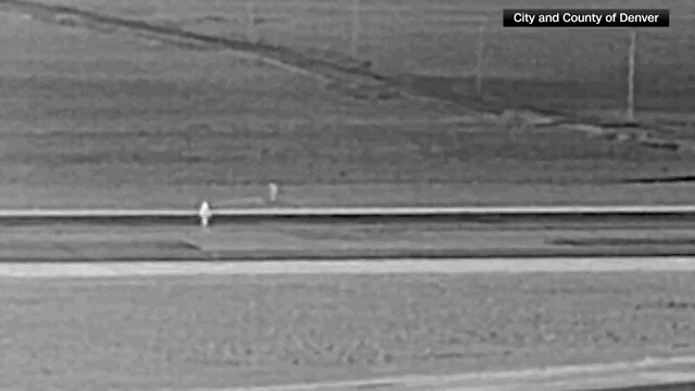 Video: el terrible momento en que un avión atropelló y mató a una persona en una pista