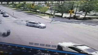 Chocó contra un auto y su moto terminó colgada de un semáforo: el impactante video