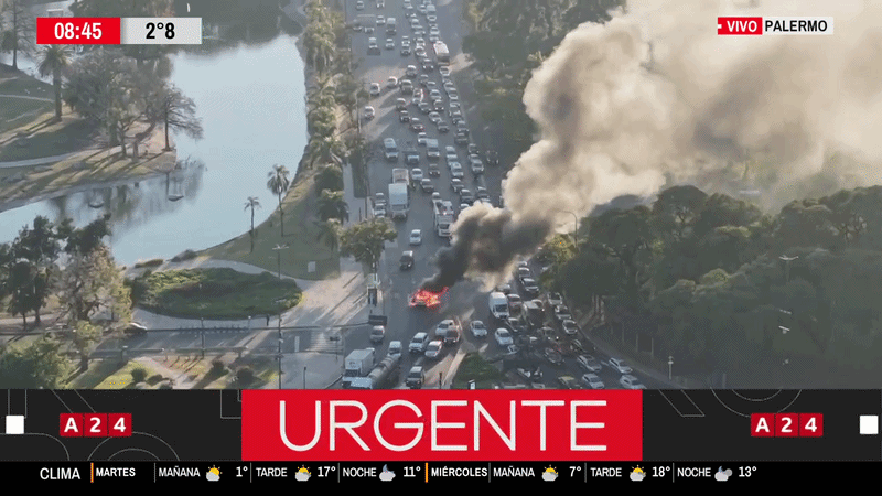 Video: un auto ardió en llamas en pleno Palermo, frente al Planetario
