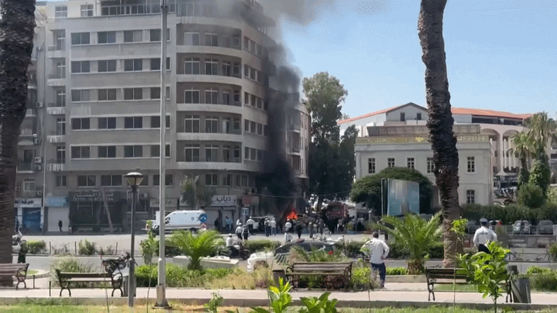 Macron, en peligro: dos bombas estallaron cerca del hotel en el que se aloja