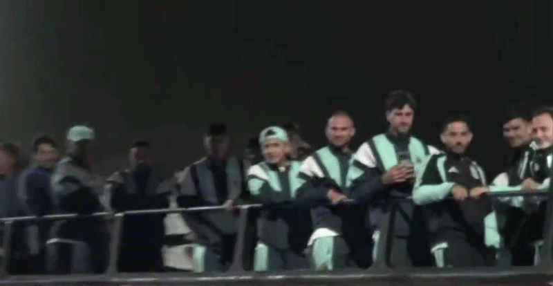 La selección argentina llegó al país tras la final del Mundial: parte del plantel recibió el saludo de una multitud en Ezeiza