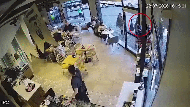 Fueron a tomar un café en un bar y sufrieron un violento robo en solo 20 segundos