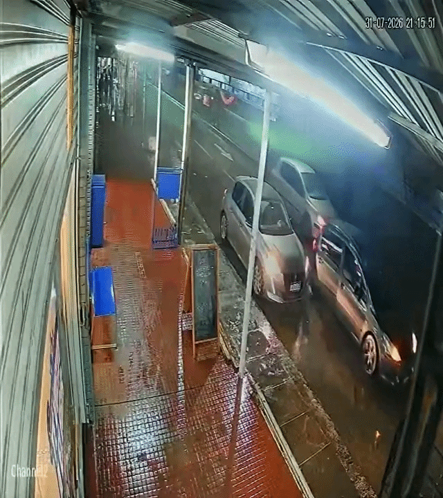 Un policía se defendió a los tiros de un robo con su familia en el auto y mató a un ladrón