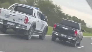 Dos camionetas huyeron de un control policial: disparos, persecución y una fuga hacia el monte