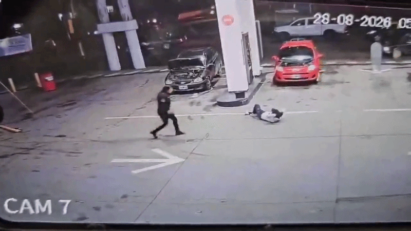 Una policía de franco se enfrentó a motochorros y baleó a uno durante un intento de robo: el video