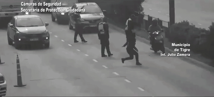 Atropelló a una inspectora de tránsito, escapó en moto y cayó tras una persecución