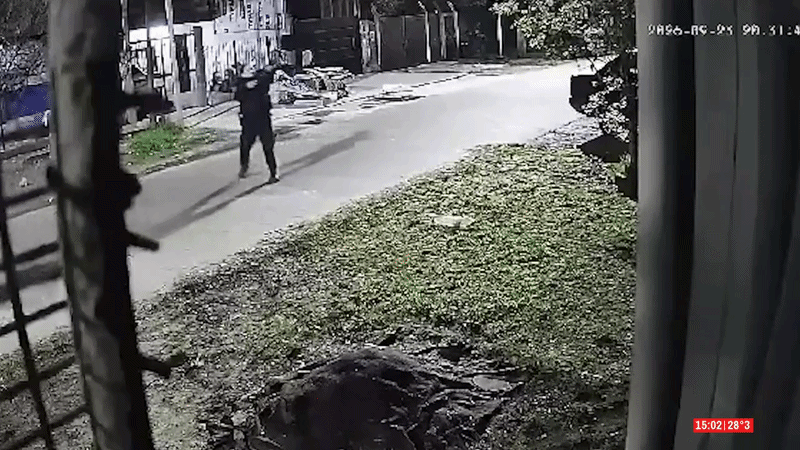 Un delincuente tomó de rehén a una familia, le disparó a la Policía y protagonizó un dramático escape