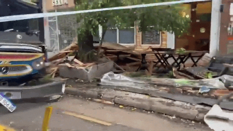un colectivo se subio a la vereda, atropello a dos mujeres y choco contra un arbol