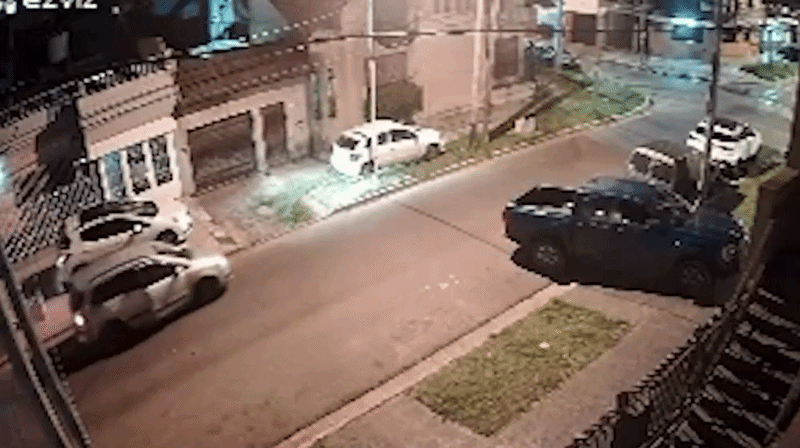 Quiso escapar de un robo, chocó al ladrón con el auto y lo mató