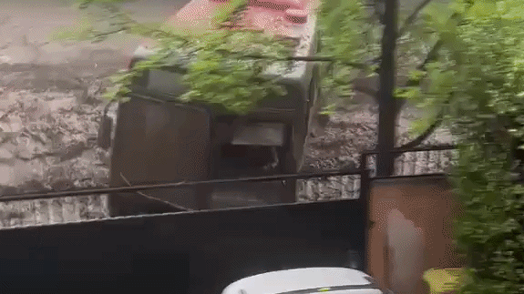 Alud en Santiago de Chile: las impactantes imágenes de los autos arrastrados por el agua