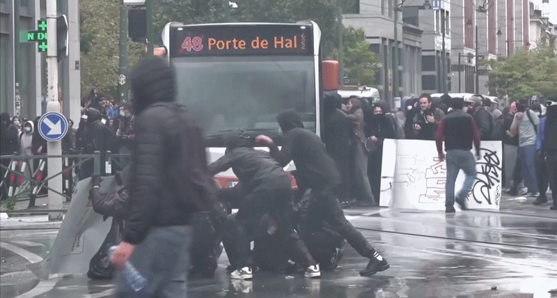 Caos en Bruselas: una protesta contra recortes terminó con incendios, enfrentamientos y detenidos