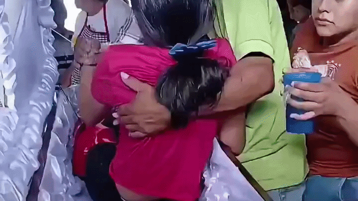 Una adolescente despertó dentro del ataúd ocho horas después de que la dieran por muerta