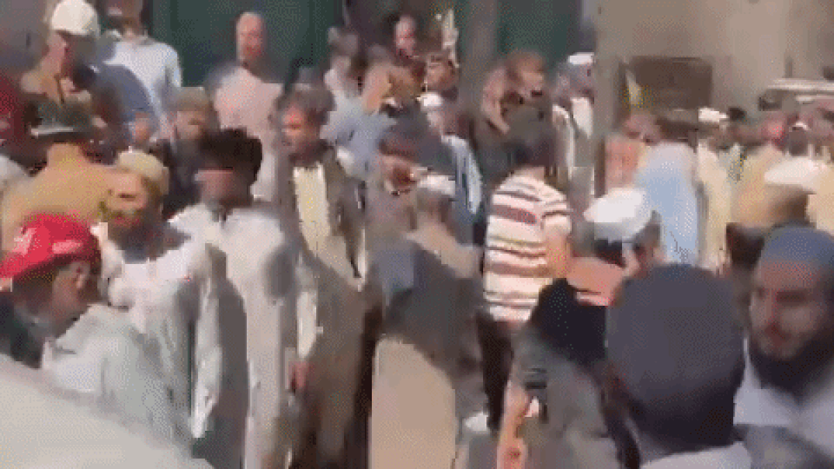 Se derrumbó el techo de una escuela en Pakistán con niños dentro y se desató una tragedia mortal