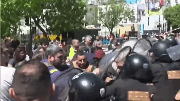 Tensión en Villa Urquiza: la Policía intervino para despejar un corte de los metrodelegados
