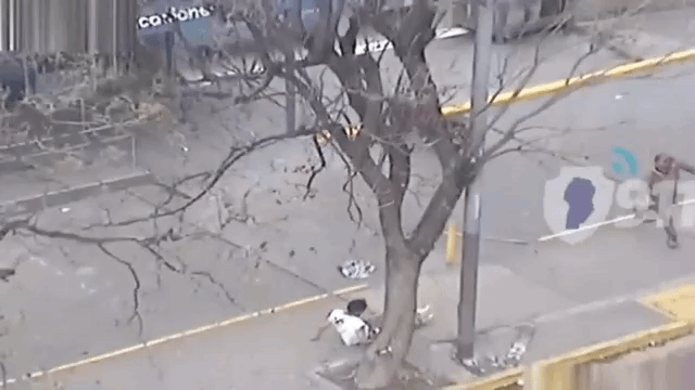 Pelea en plena calle: dos trapitos atacaron a un conductor y se defendió a los cintazos